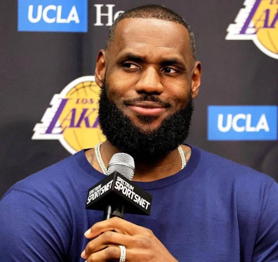 万美元, 形成了鲜明